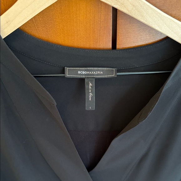BCBG Black V-Neck Long Sleeve Blouse size large - Picture 2 of 3